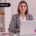 Pessoa usando computador para ler sobre desconto em folha do consignado privado.