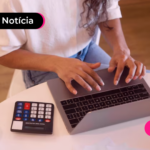 Jovem usando notebook para ler orientações sobre o empréstimo consignado para o empregador.