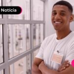 Estudante sorrindo após ler notícia sobre novas vagas do FIES.