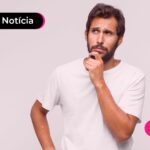 Homem com a mão sobre o queixo