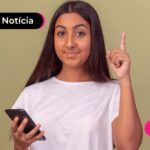 Mulher apontando para cima