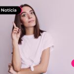 Mulher seria apontando para cima