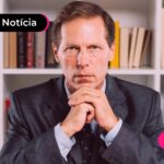 Advogado com expressão pensativa.