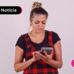 Pessoa usando celular para ler notícia sobre cuidados com golpes no dia das mães.