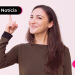 Pessoa com expressão pensativa apontando com o dedo indicador para cima.