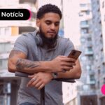 Jovem com expressão pensativa lendo notícia sobre limitação das parcelas da antecipação do FGTS.