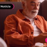 Pessoa de idade usando celular para consultar primeira parcela do décimo terceiro do INSS.