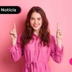 Mulher feliz com blusa rosa