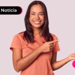 Mulher apontando para cima