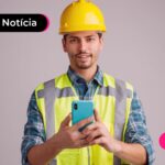 pessoa com equipamento de proteção individual e com um celular na mão