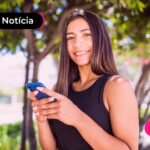 Mulher de blusa preta mexendo no celular