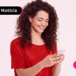 Mulher mexendo no celular