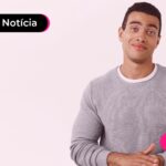 Homem feliz com camisa cinza
