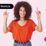 mulher apontado para cima