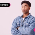 Jovem com expressão séria.