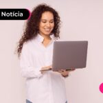 mulher feliz trabalhando no seu notebook