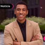 Homem feliz cruzando os braços
