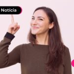 Mulher apontando para cima