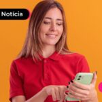 Mulher feliz mexendo no celular.