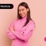 Mulher de braços cruzados