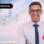 Jovem sorrindo enquanto recebe ajuda da UNIJORGE para declarar IR em 2025.