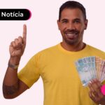 Hpmem apontando pra cima e segurando dinheiro