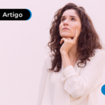 Mulher com expressão de duvida com a mão sobre a queixo, pensando sobre o que é o que significa vencimentos no holerite
