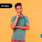 homem com a mão sobre o queixo, com expressão pensativa