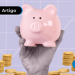 Pessoa segurando um porco de cofre.