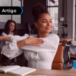 mulher fazendo alongamento para melhorar a qualidade de vida no trabalho