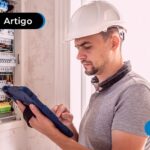 Engenheiro elétrico trabalhando.