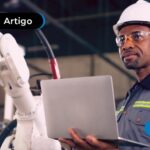 engenheiro electrónico trabalhando