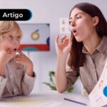 fono com uma criança