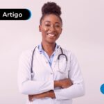 Umamédica com seu jaleco e estetoscópio.