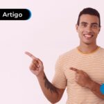 homem feliz com camisa amrela