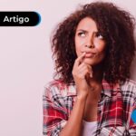 Pessoa com expressão pensativa sobre o quinto dia útil de agosto.