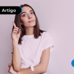 Mulher com expressão pensativa apontando para cima