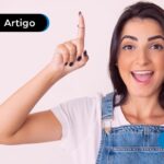 Mulher apontando para cima