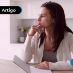 Mulher pensando com expressão pensativa