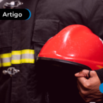 chapéu e farda de bombeiro