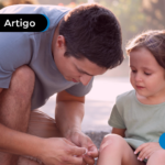 Pai cuidando da filha com o joelho ralado