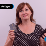 Mulher segurando cartão de credito