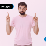 Homem apontando para cima