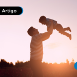 Homem segurando o filho no ar