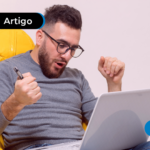 Homem feliz após saber que ganhou na loteria.