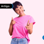 Mulher feliz apontando para a tela