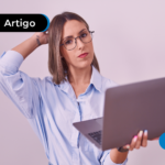 Mulher com expressão de duvida mexendo no computador