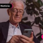 Pessoa de terno mexendo no celular.