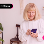Idosa mexendo no celular