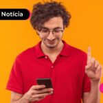 Jovem com celular lendo notícia sobre valor de contratação de consignado CLT.